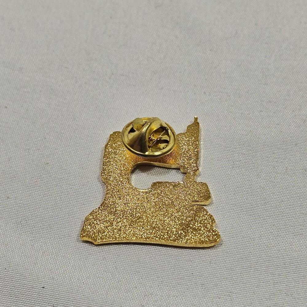 Vintage SEWING MACHINE Goldtone Metal Lapel Hat Pin - Picture 3 of 3